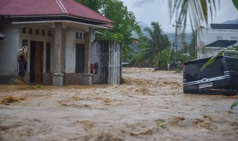 Banjir Bandang Padang Rendam 120 Rumah, 238 Warga Dievakuasi