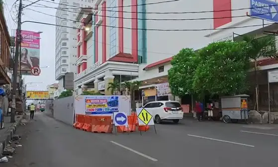 Wajah Baru Jalan Otista Bandung: Halte BRT Berdiri di Tengah Jalan